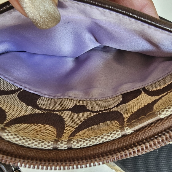 Coach change purse. Color: Brown - Picture 9 of 11